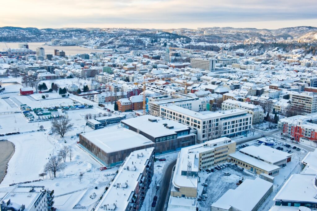 Vinterby, snø kulde. Dronefoto