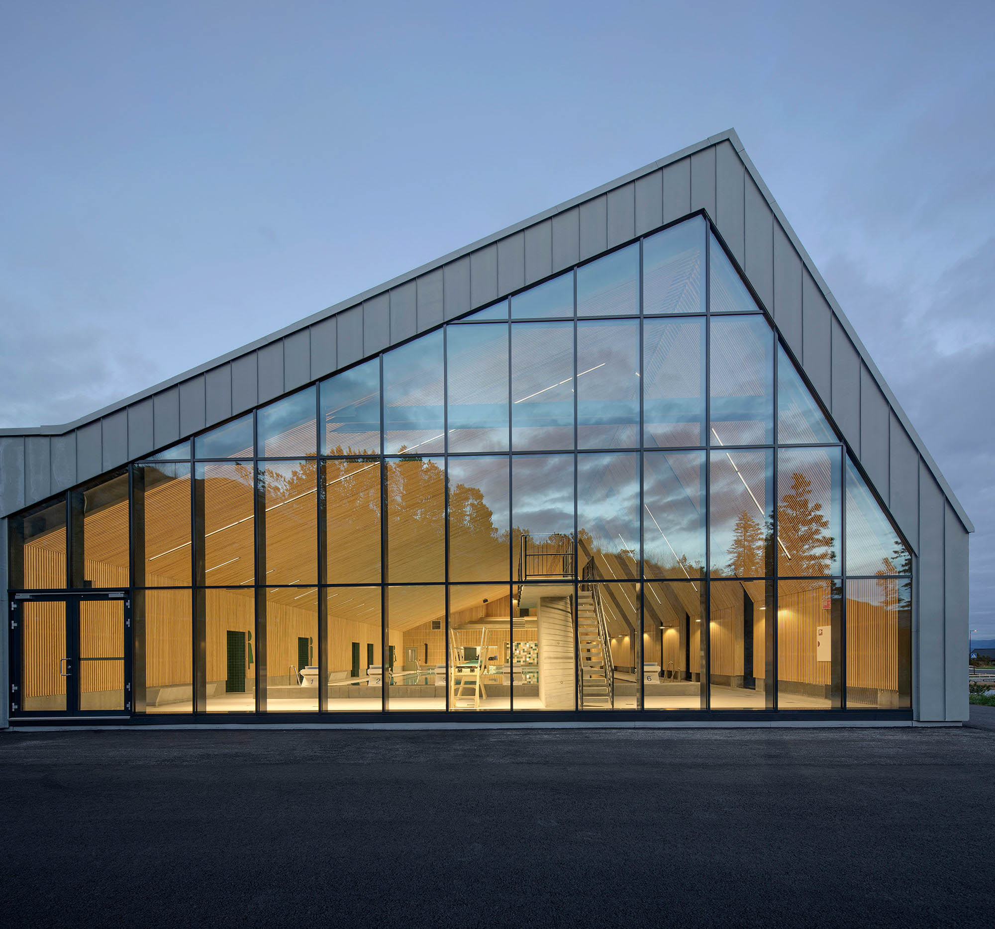 Hjeltefjorden arena symjehall (Foto: Sindre Ellingsen)