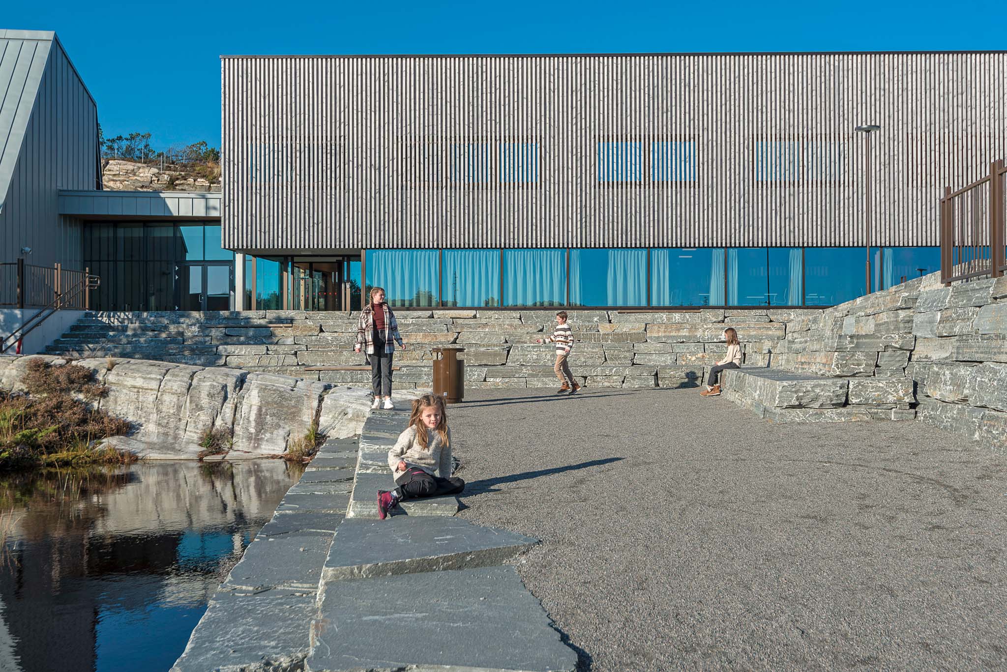 Et nedsenket amfi gir tilgang til tjernet ved Hjeltefjorden arena (foto: Ingrid Holm Andersen)