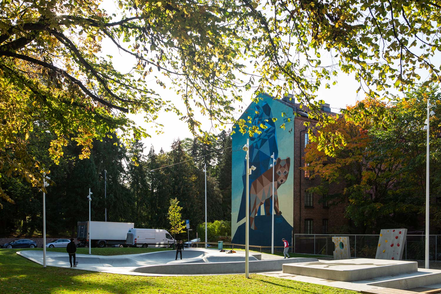 Skateparken i Lakkegata aktivitetspark med en flott mural på husfasaden i bakgrunnen (Foto: Kirsti Reinsberg Mørch, Asplan Viak)