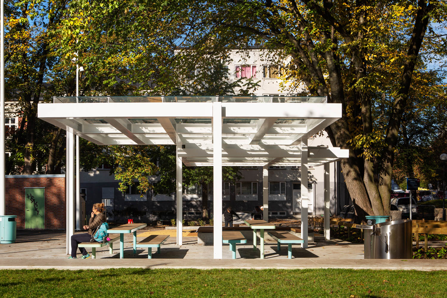 Pergola og sitteområde i Lakkegata aktivitetspark (Foto: Kirsti Reinsberg Mørch, Asplan Viak)