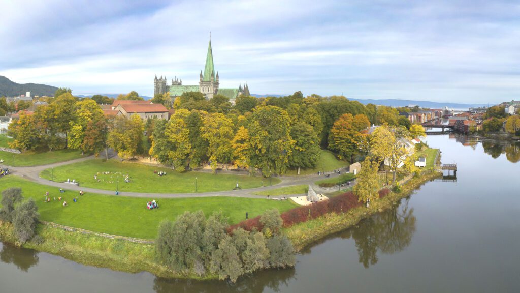 Dronebilde av Marinen, en mye brukt park i Trondheim sentrum. (Foto: Asplan Viak)