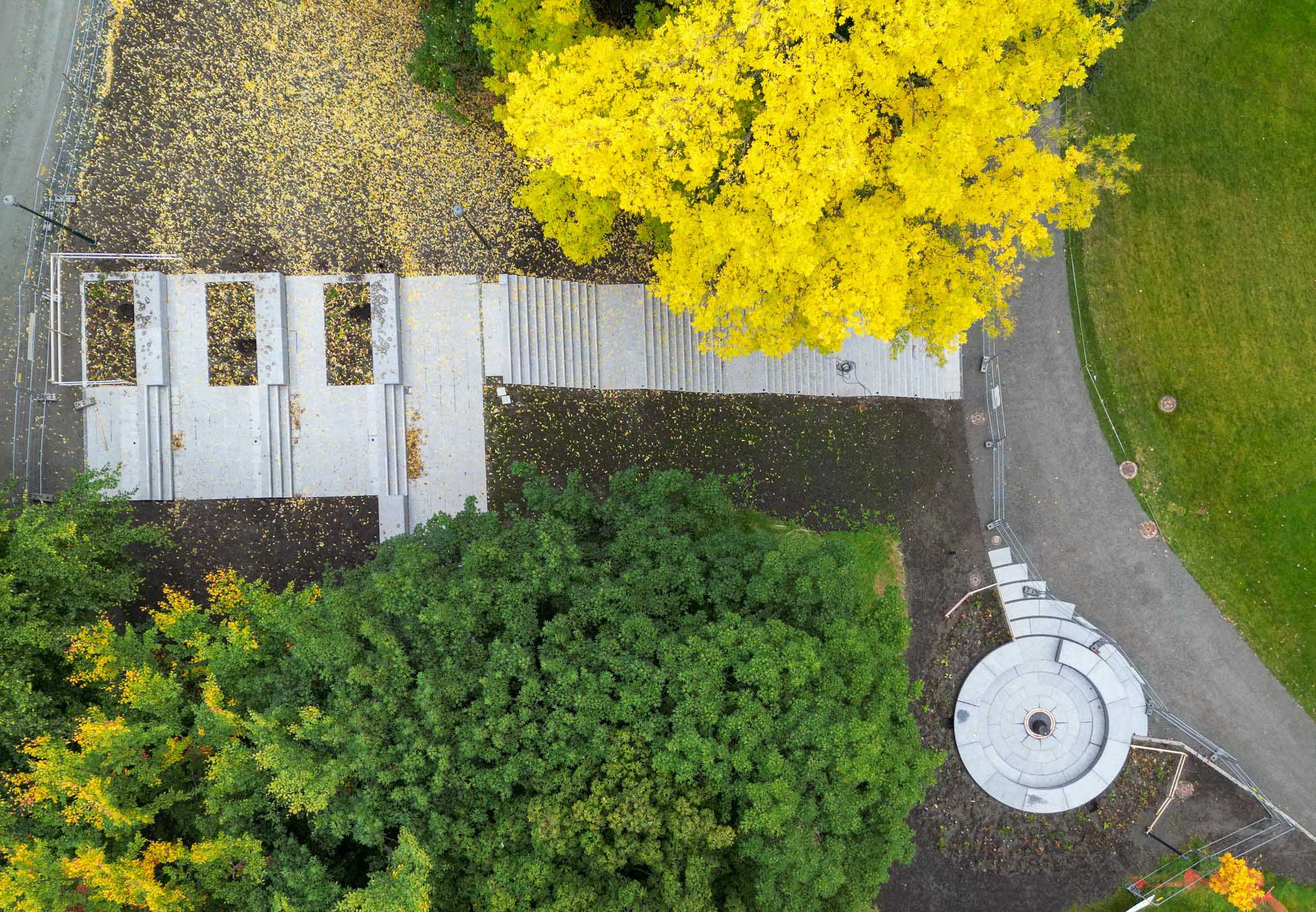 Dronebilde rett ovenfra som viser at det er benyttet norsk granitt i ny trappeforbindelse og i Olavskilden. Landskapsarkitektur.(Foto: Asplan Viak)