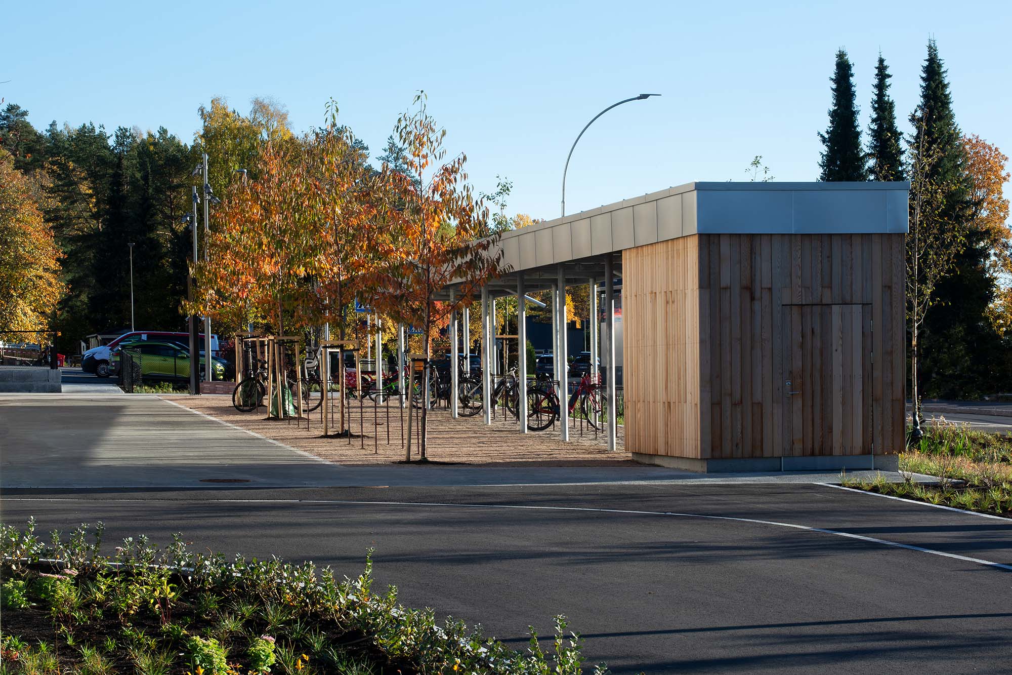 Sykkelparkering med takoverbygg, Manglerud Bad (foto: Kirsti Reinsberg Mørch, Asplan Viak)