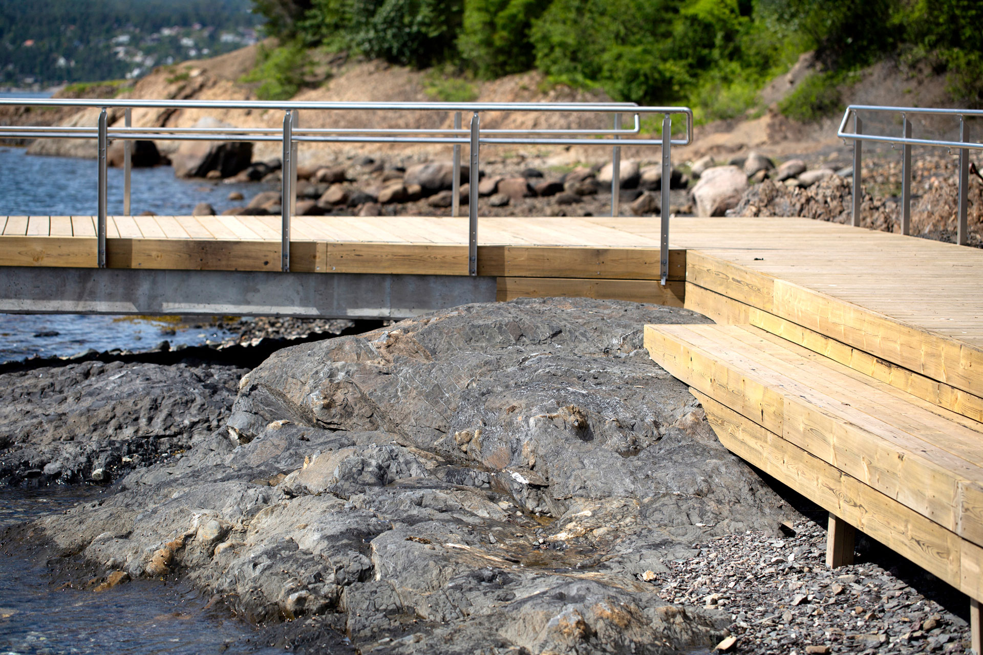 Detalj fra kaiområdet på Nye Langøyene viser hvordan det er tilpasset slik at det flukter med svabergene det ligger på. Foto: Asplan Viak/Kirsti Mørch