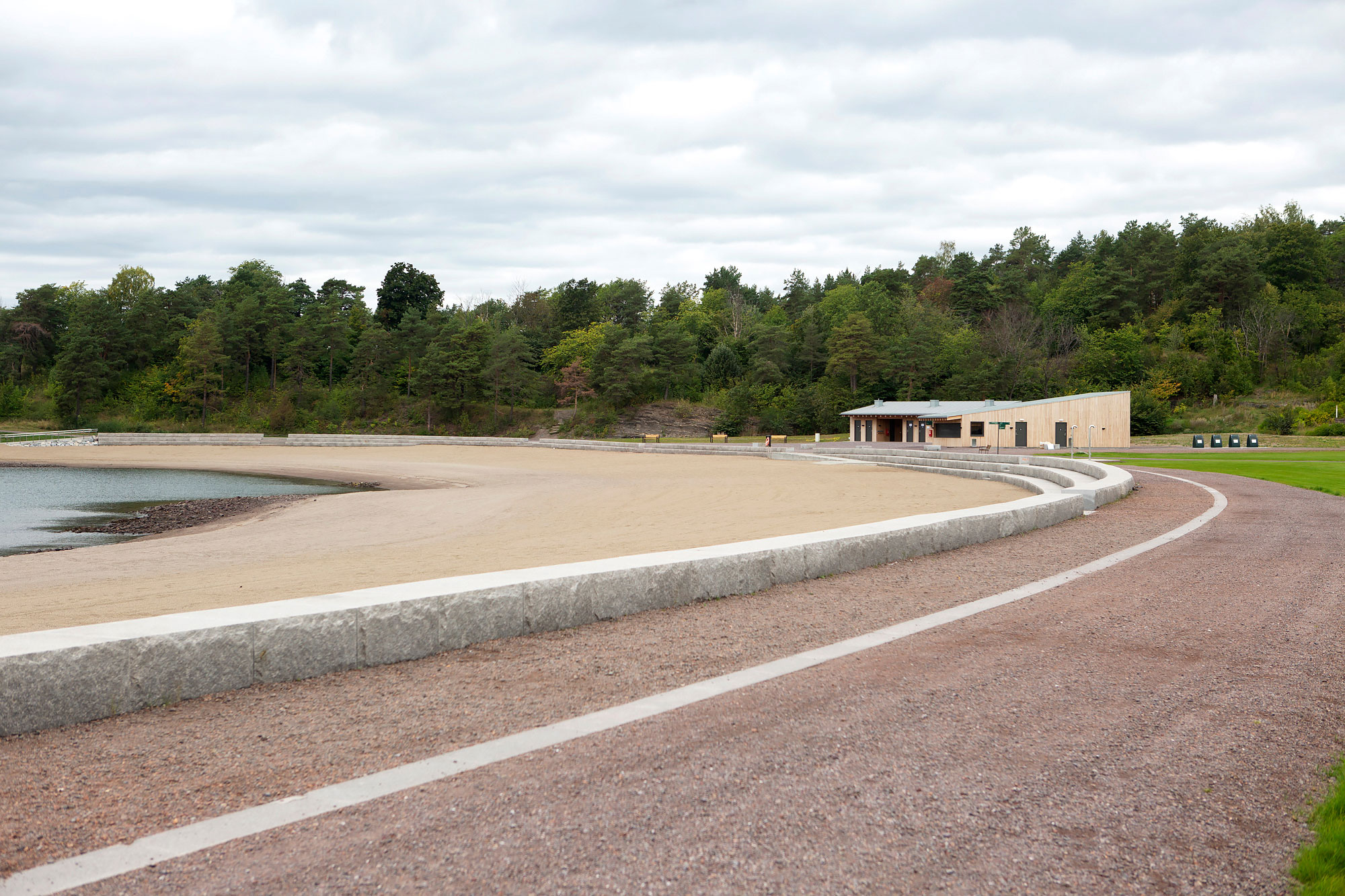 Strandområde på Nye Langøyene, med promenade og sittekant, kiosk- og toalettanlegg. Foto: Asplan Viak/Kirsti Mørch