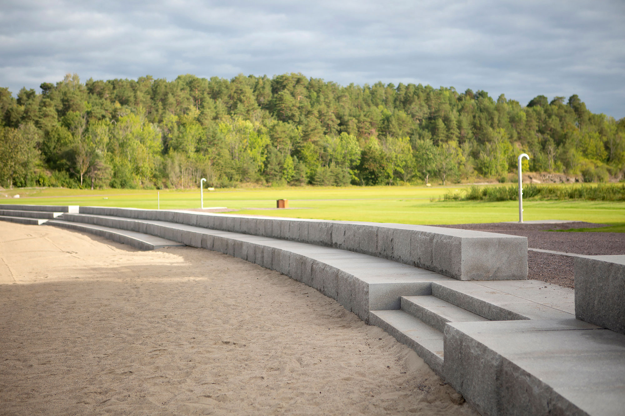 Strandpromenaden har sitteamfi i naturstein med store dimensjoner og plass til mange. Foto: Asplan Viak/Kirsti Mørch