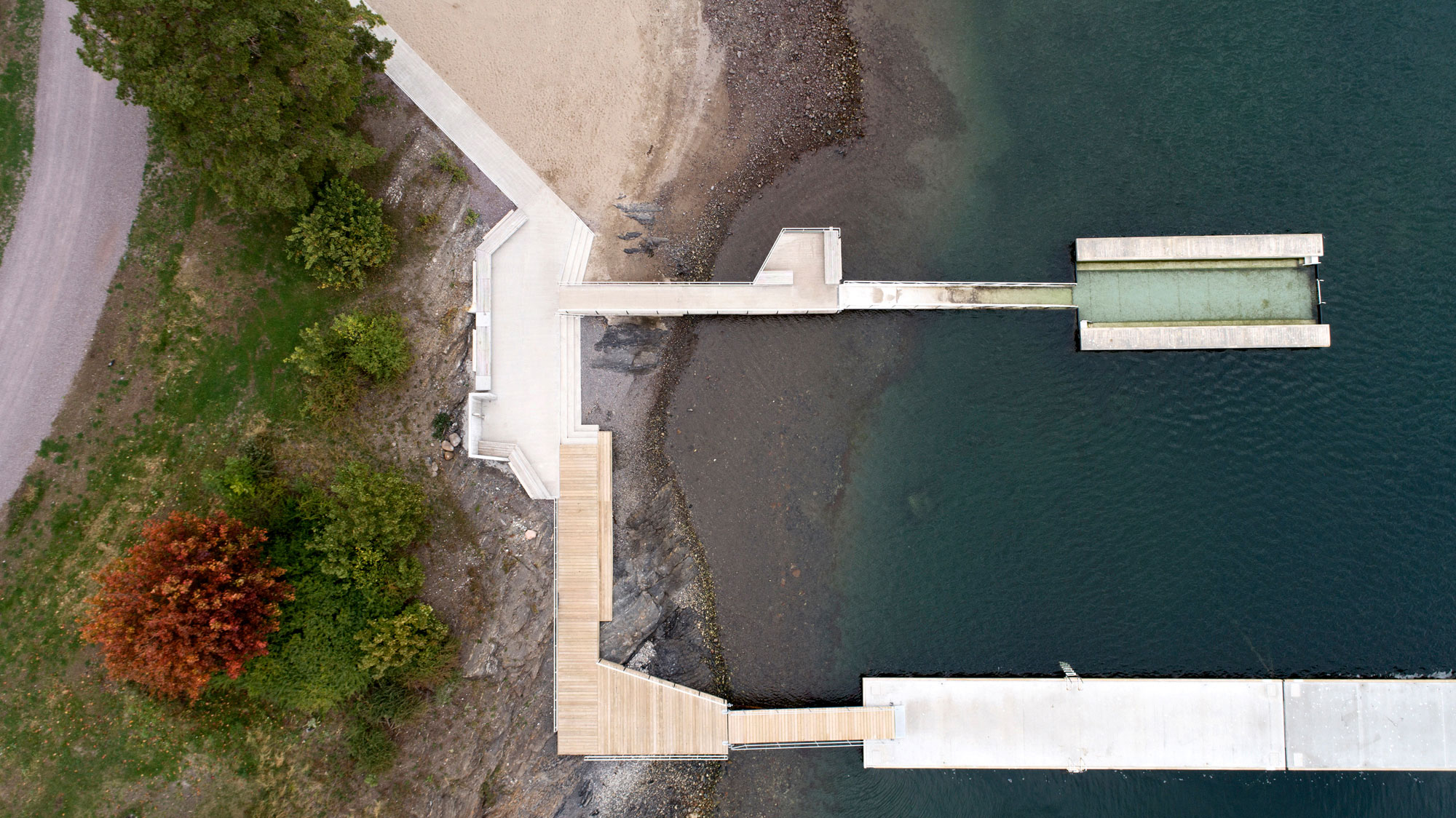 Dronebilde rett ovenfra av badeanlegg med tilrettelagt badebinge på Nye Langøyene. Foto: Asplan Viak/Jostein Thorvaldsen