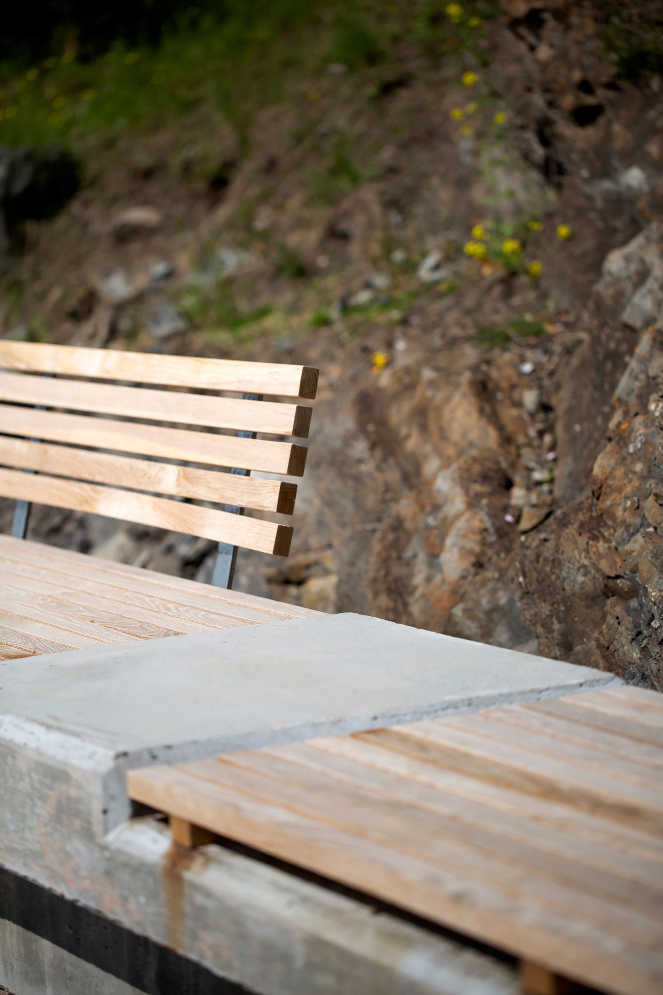 Detalj fra sittebenker i tre og betong på Nye Langøyene. Foto: Asplan Viak/Kirsti Mørch