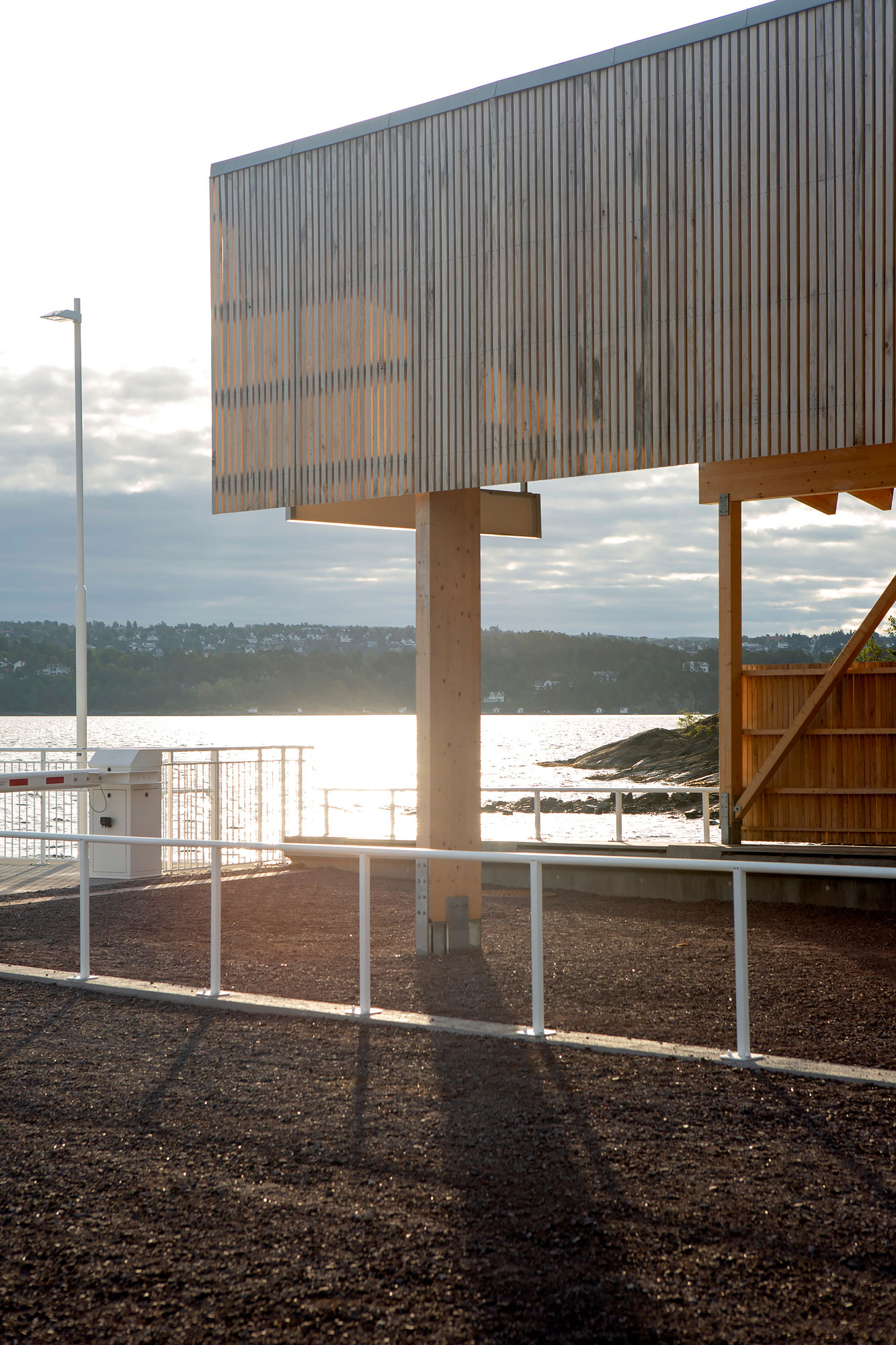 Detalj fra paviljong på Nye Langøyene, laget med trespiler i ubehandlet eik. Foto: Asplan Viak/Kirsti Mørch