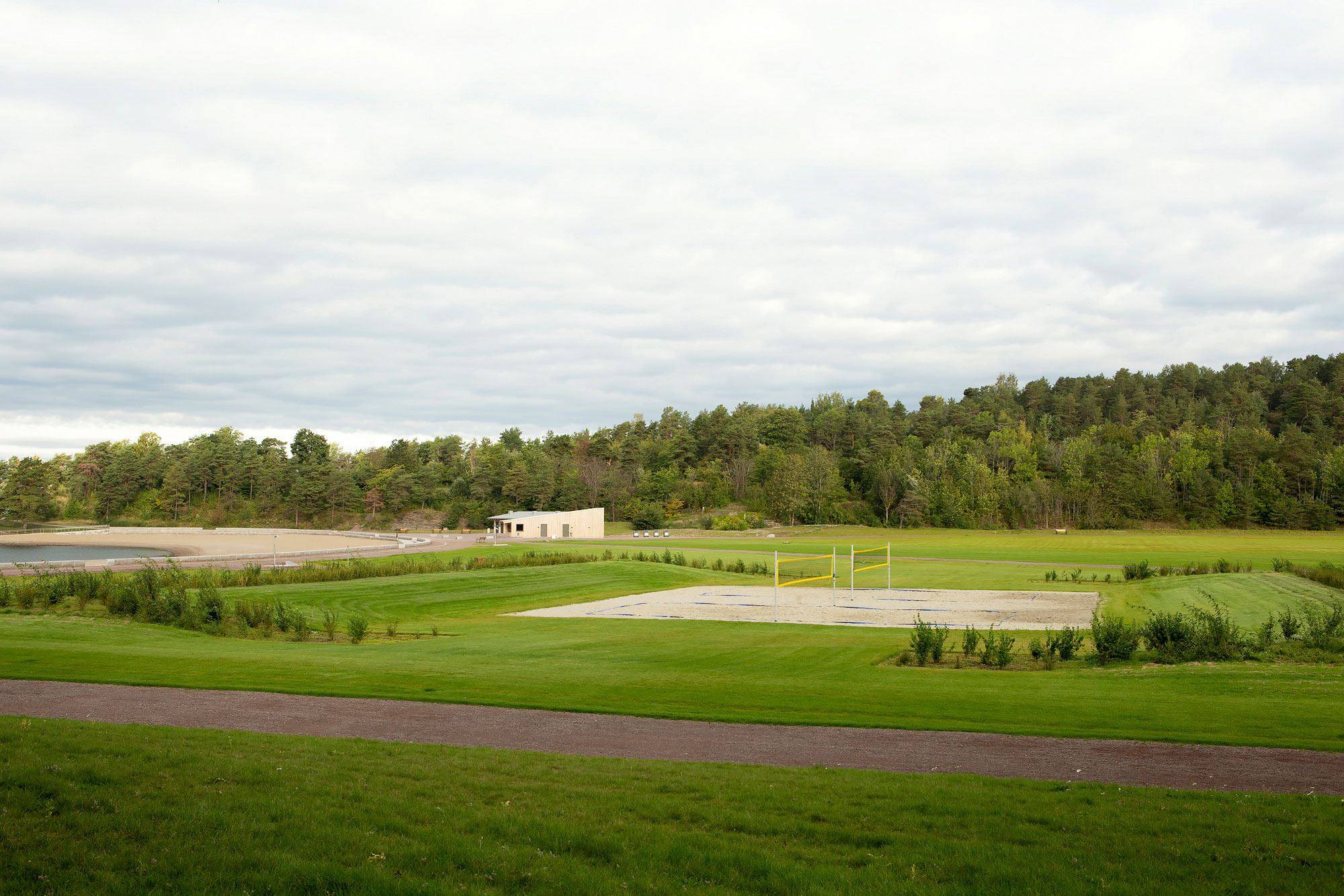 Oversiktsbilde av volleyballområdet på Nye Langøyene med gressamfi og naturlik vegetasjon. Foto: Asplan Viak/Kirsti Mørch