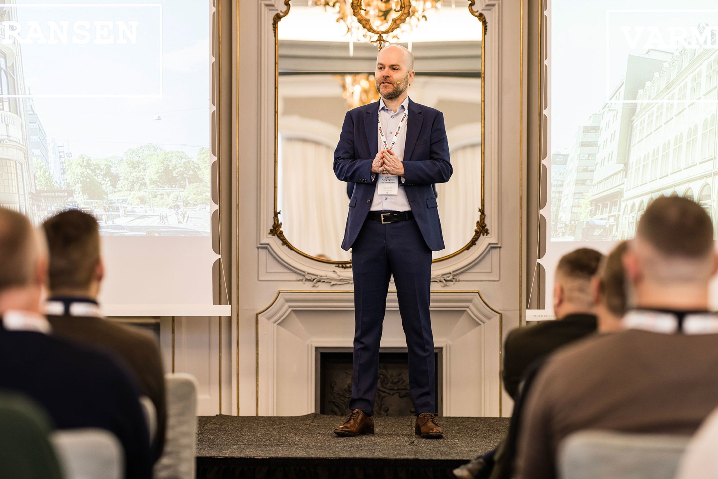 Rolf Iver Mytting Hagemoen ønsker velkommen i en konferansesal.