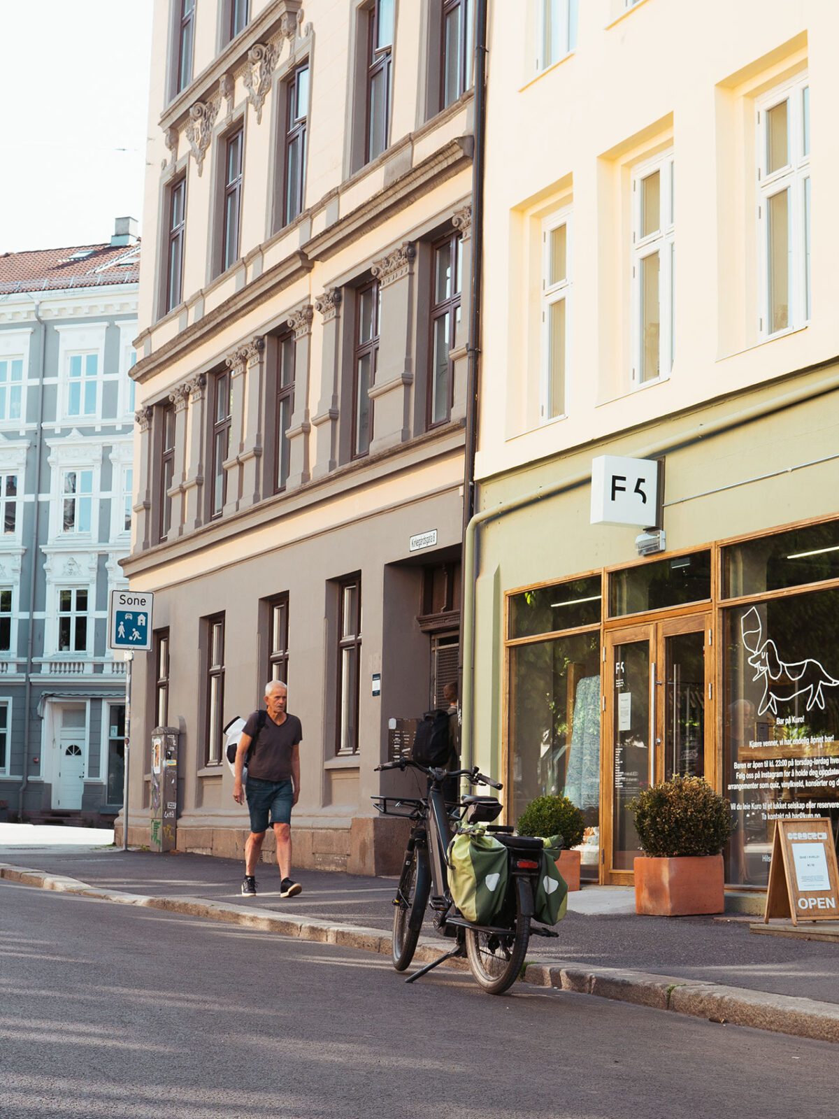 Ratkes gate i Oslo med butikker, kafeer, trær og fotgjengere