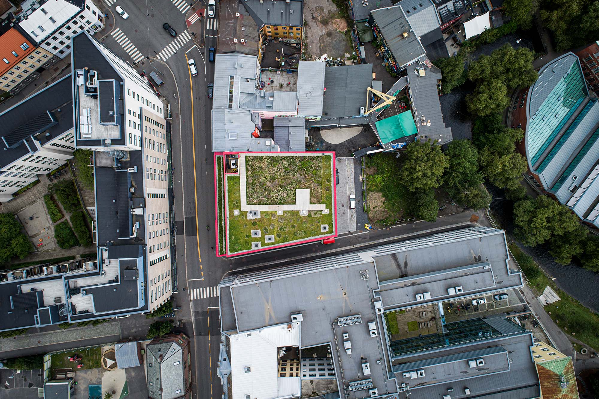 Dronefoto rett ovenfra av Vegas blågrønne tak. (Foto: Jostein Thorvaldsen, Asplan Viak)