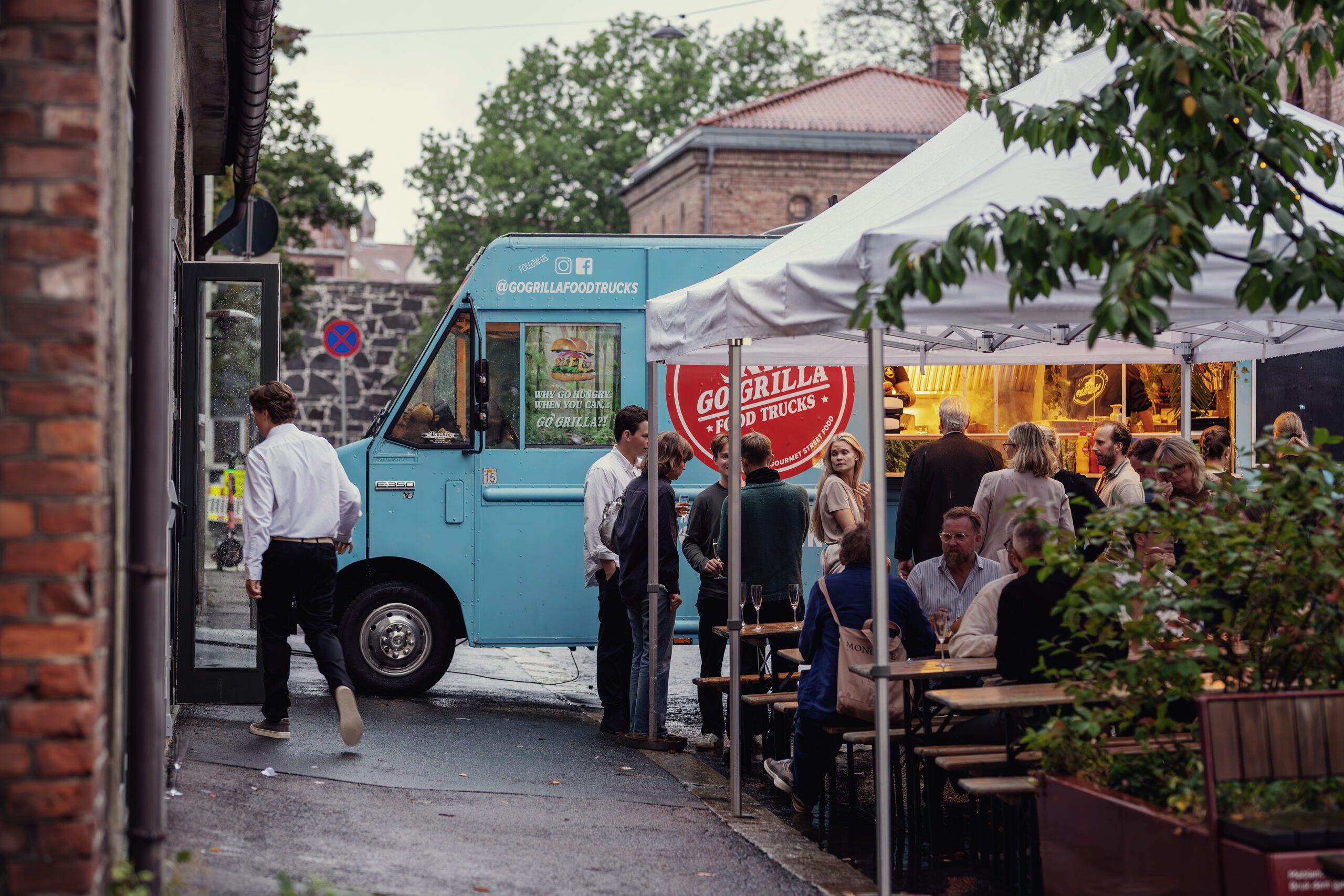 Foodtruck og utebord, gatefest, sommer