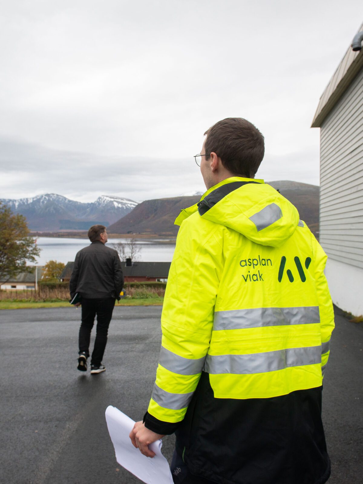 Rådgiver fra Asplan Viak og representanter fra kommunen på befaring på skole.