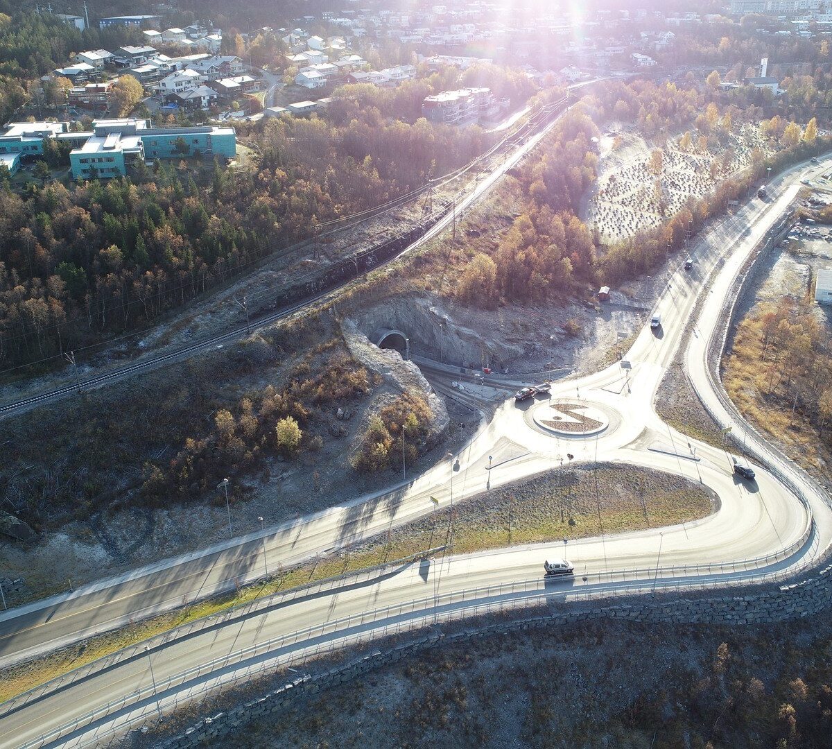 Dronebilde av tunnel ved nye Narvik sykehus. Foto: Asplan Viak