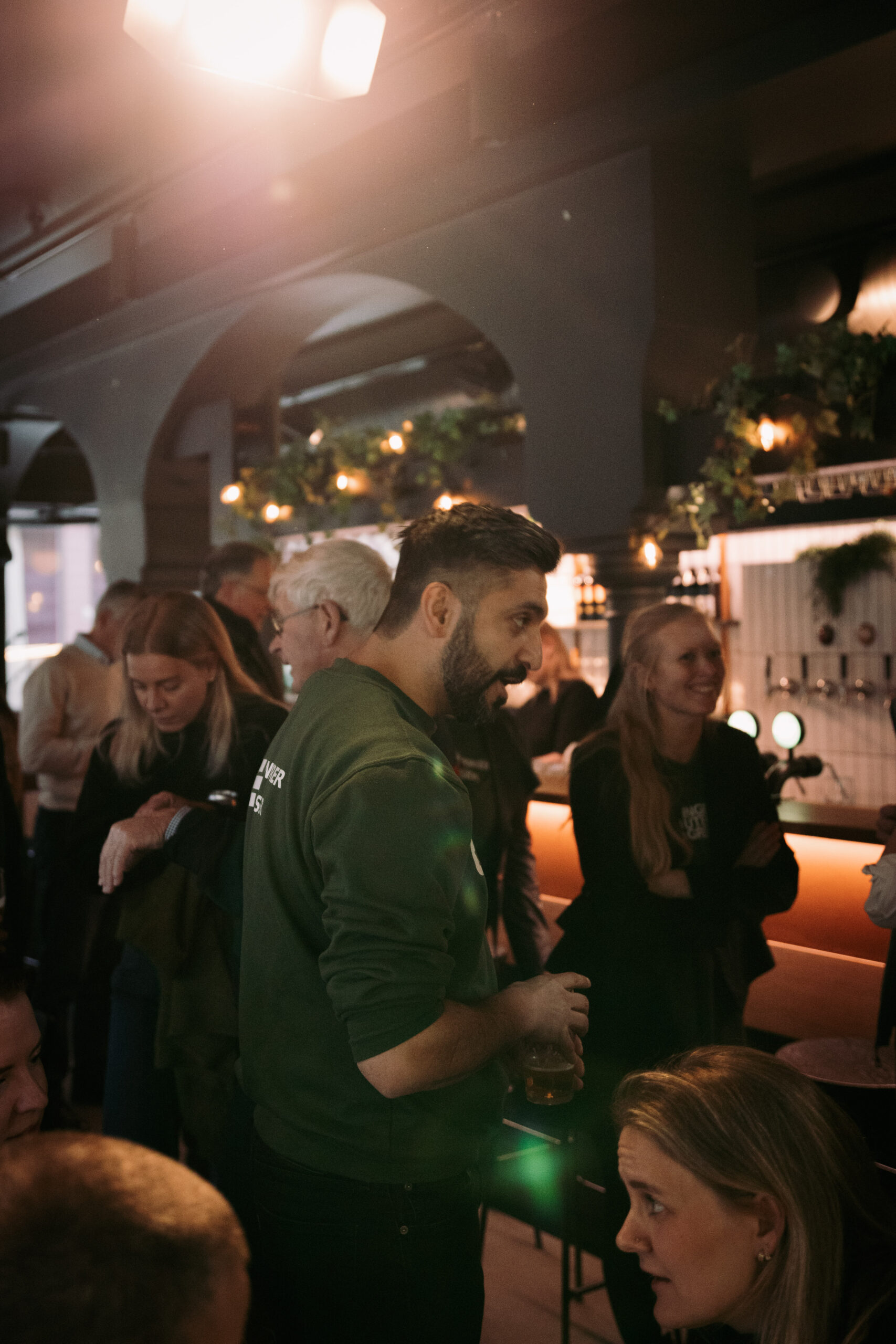 Ansatte i den ideelle organisasjonen Ingeniører Uten Grenser deltar på en sammenkomst på en pub.